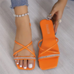 Modèle de sandale orange avec lanières fines