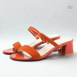 Sandale orange avec talon et lanières élégantes