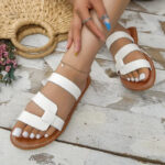 Sandale plate avec lanières larges, confort et tendance