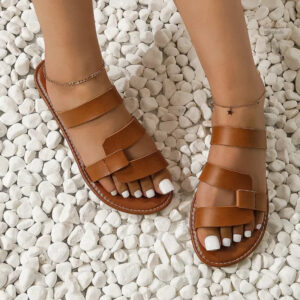 Design de sandale femme, lanières épaisses pour un look chic