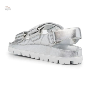Sandale légère argentée pour femme, design brillant et pratique