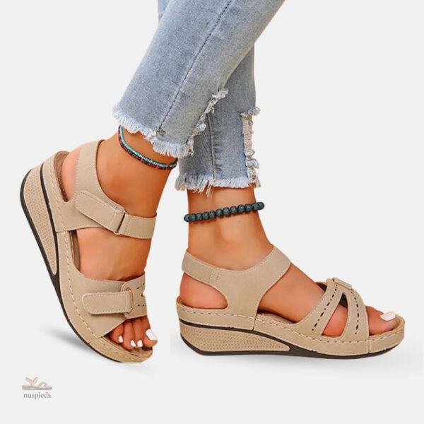 Sandale beige à talon compensé pour femme