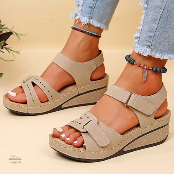 Talon compensé beige, sandale pratique pour femme