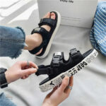 Chaussures femme avec inscription, parfaites pour l'été