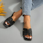 Tong noire avec design élégant pour un look décontracté