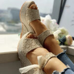Talon compensé doré pour un look chic