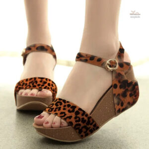 Sandale à motif animalier pour un look tendance