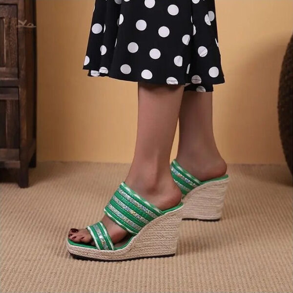 Chaussure à talon compensé, style moderne et lumineux