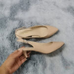 Style élégant de sandale talon femme, teinte beige moderne