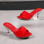 Sandales rouges à talon transparent, élégance et confort