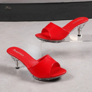 Sandales rouges à talon transparent, élégance et confort