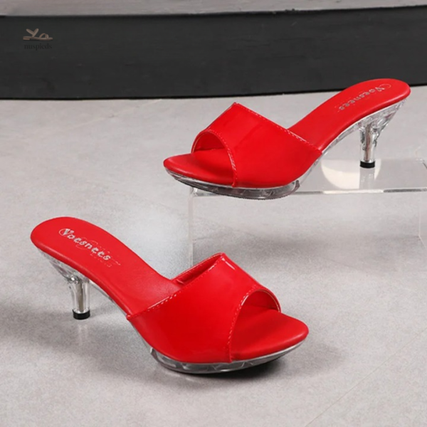 Sandales rouges à talon transparent, élégance et confort