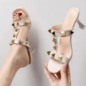 Sandale femme élégante avec talon de 7 à 10 cm et clous décoratifs