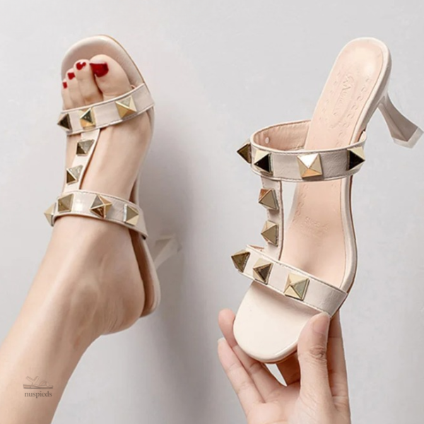 Sandale femme élégante avec talon de 7 à 10 cm et clous décoratifs