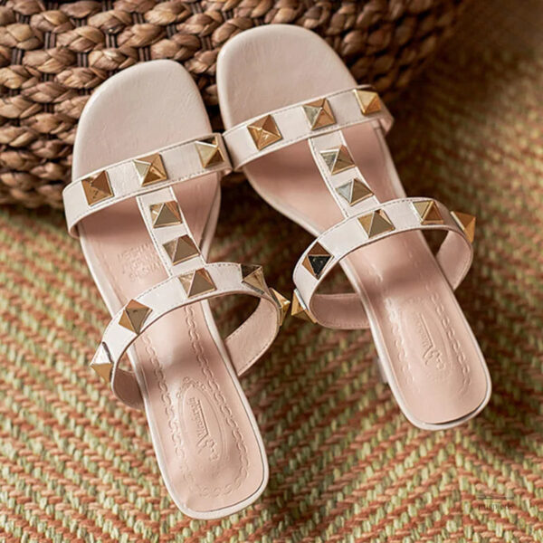 Chaussure à talon blanche pour femme, style moderne avec rivets
