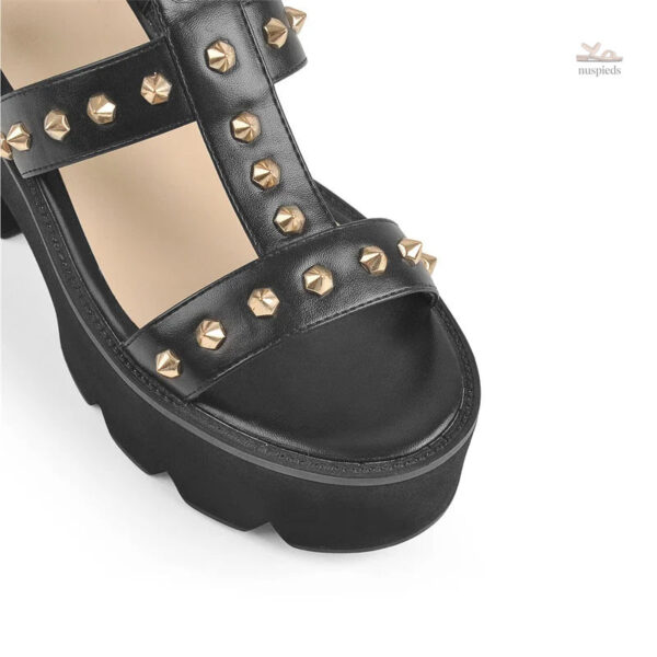 Sandale tendance avec éléments cloutés