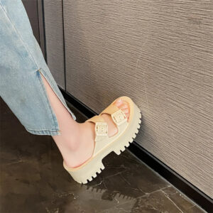 Chaussures plateforme à boucles pour un style moderne