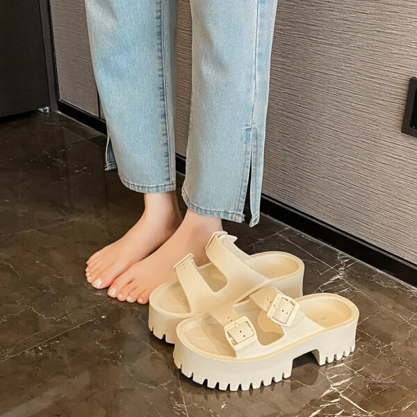 Sandale tendance avec talon et lanières ajustables