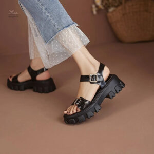 Sandale avec talon et double fermeture à boucle