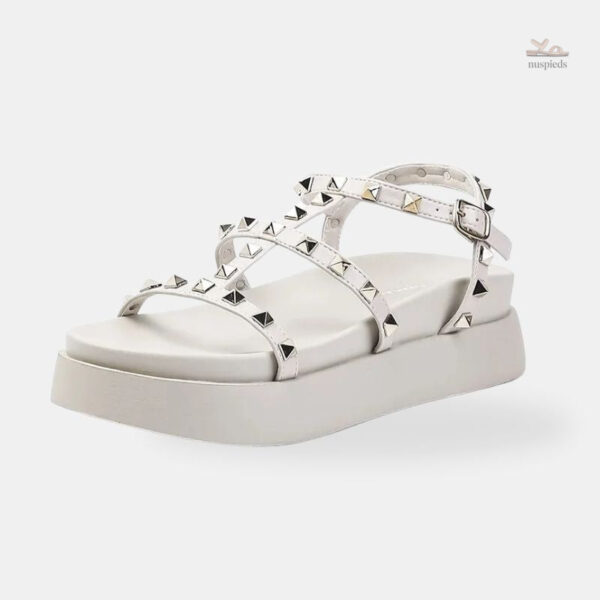 Sandales blanches à talon plateforme avec lanières cloutées