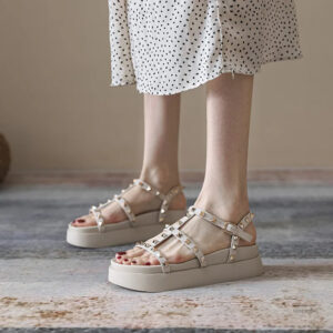Sandales talon plateforme blanches, design clouté élégant