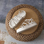 Style moderne : sandales blanches à talon et lanières cloutées