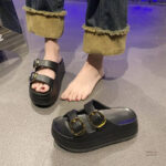 Sandale plateforme noire idéale pour les occasions