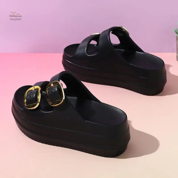 Talon épais et design élégant pour un confort stylé