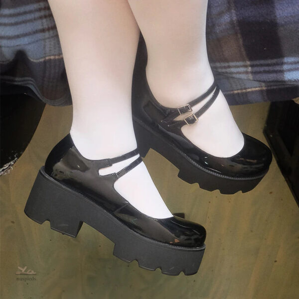 Modèle de sandale à talon haut en simili cuir