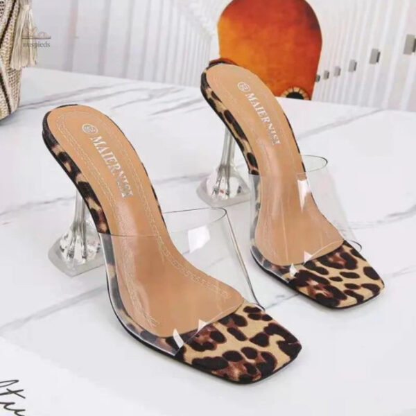 Sandale à talon avec motif léopard et design transparent