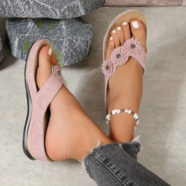 Tong chic pour femme avec design floral