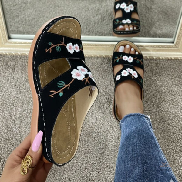 Tong confortable pour femme avec broderie stylée