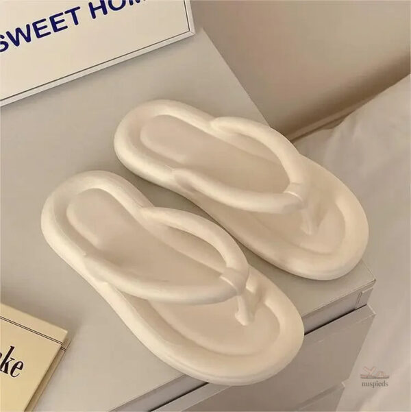 Sandale femme design unique, idéale pour les journées d'été