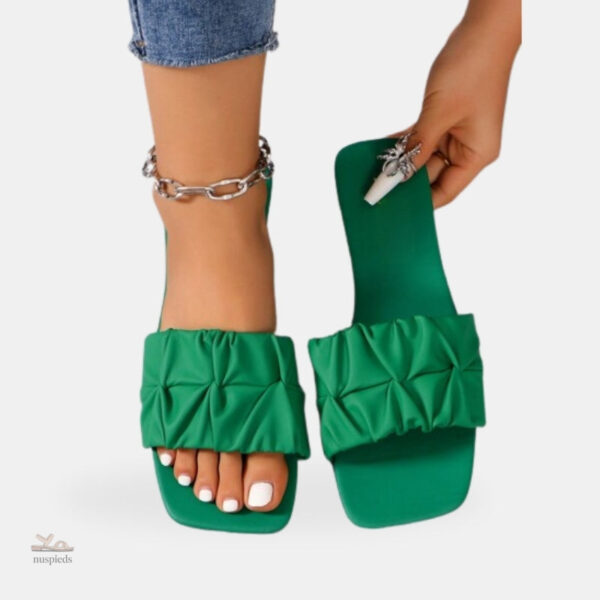 Sandale verte style claquette plate pour femme
