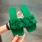 Claquette plate verte, élégante et confortable pour l'été