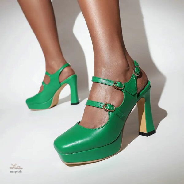 Sandale à talon vert avec détails dorés pour femme