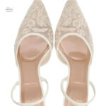Talons blancs brodés pour un style chic