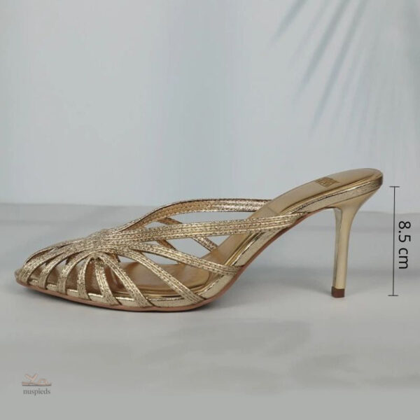 Brides croisées élégantes sur sandales dorées