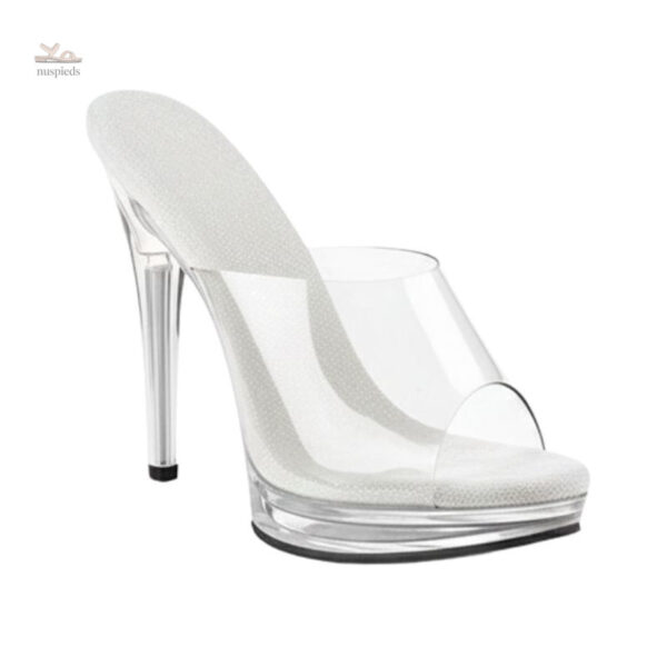 Sandales transparentes, ajout de style féminin