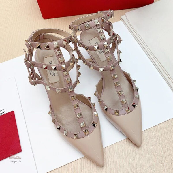 Sandales chic avec clous, parfaites pour soirées