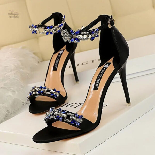 Talons aiguilles avec strass pour un look chic