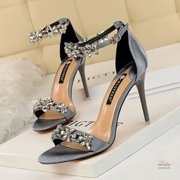 Sandales brillantes à talons fins pour femme