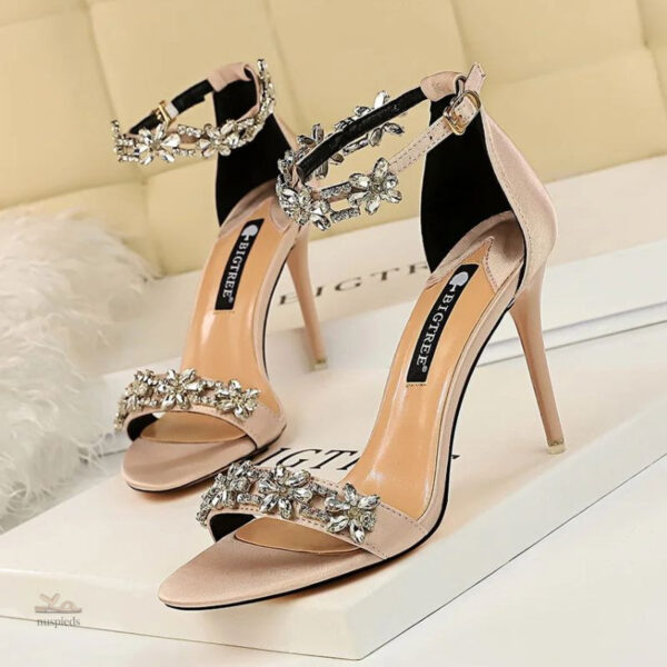 Chaussures à talons aiguilles ornées de strass