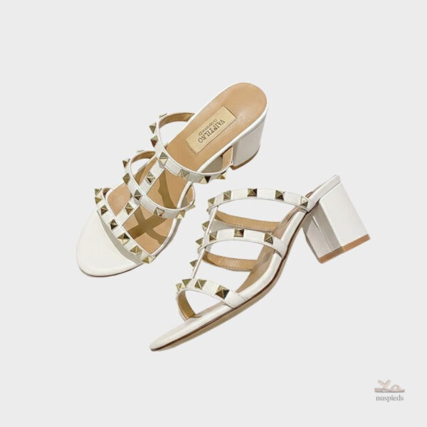 Sandales élégantes à talons avec brides cloutées