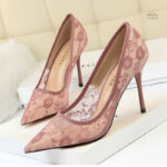 Talons fins et dentelle fleurie pour un look raffiné