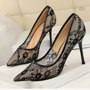 Sandales à talons délicates avec design en dentelle