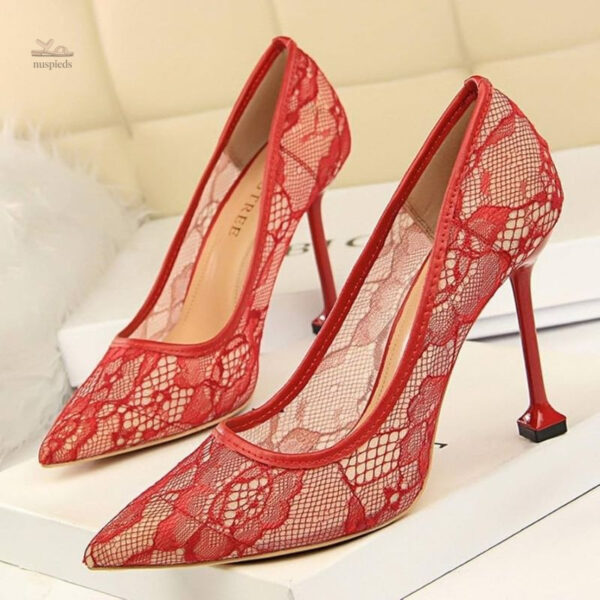 Sandales à talons fleuries pour une touche romantique