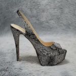 Modèle chic de sandales à talons avec motif reptile