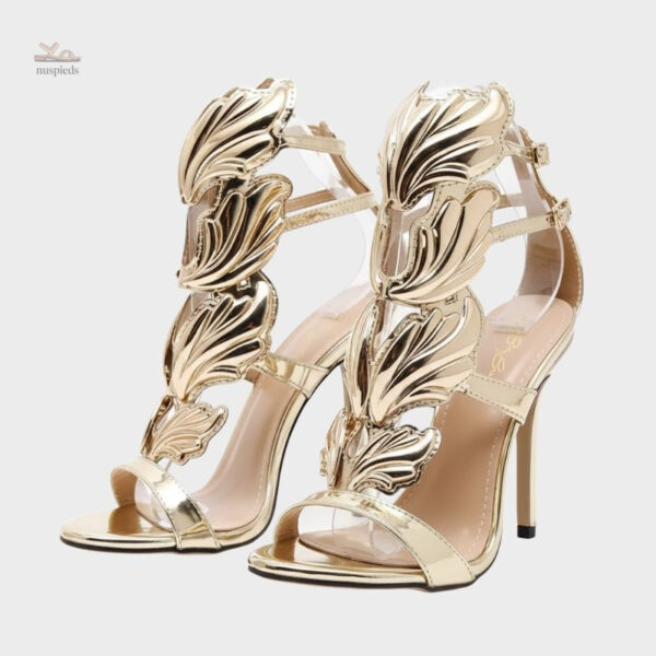 Sandales dorées à talons hauts avec détails sculptés