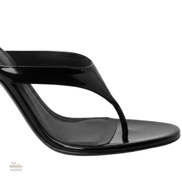 Sandales à talons métallisés, un choix audacieux pour femmes